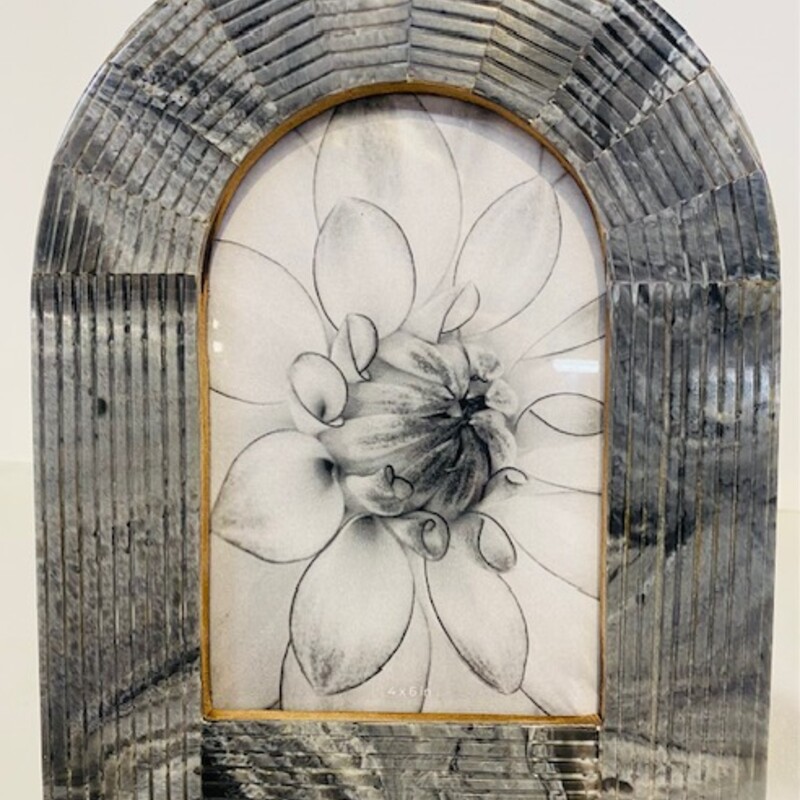 Groove Arched Photo Frame
Grey Grooved Bone and Resin
Size: 7x9H
Holds 4x6 Photo
NEW - Made in India