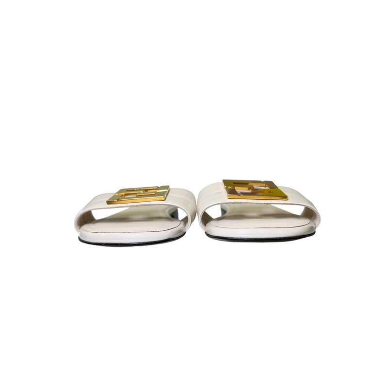 Fendi FFold Leather White Slides<br />
<br />
Size 37<br />
<br />
Code: 8R8554<br />
<br />
In very good condition. Light scuffs to the metal tops.<br />
<br />
Does not come witht the original dust bag or box.