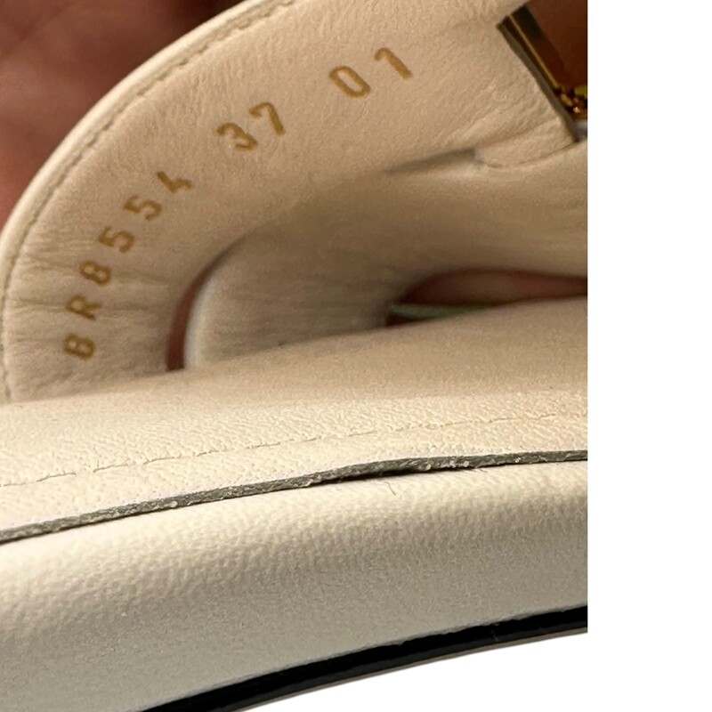 Fendi FFold Leather White Slides<br />
<br />
Size 37<br />
<br />
Code: 8R8554<br />
<br />
In very good condition. Light scuffs to the metal tops.<br />
<br />
Does not come witht the original dust bag or box.