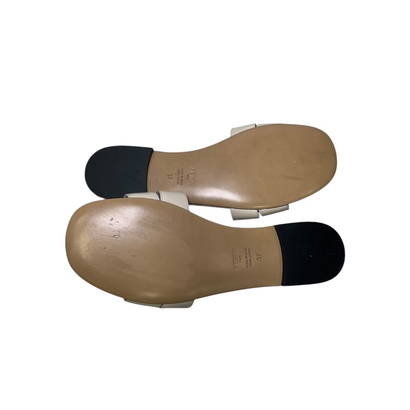 Fendi FFold Leather White Slides<br />
<br />
Size 37<br />
<br />
Code: 8R8554<br />
<br />
In very good condition. Light scuffs to the metal tops.<br />
<br />
Does not come witht the original dust bag or box.