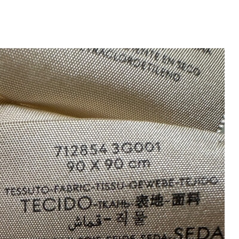 Gucci Silk Swan Fly Scarf<br />
<br />
Dimensions : 90x90 inches<br />
<br />
In very good condition.<br />
<br />
Does not come with original dust bag or box.