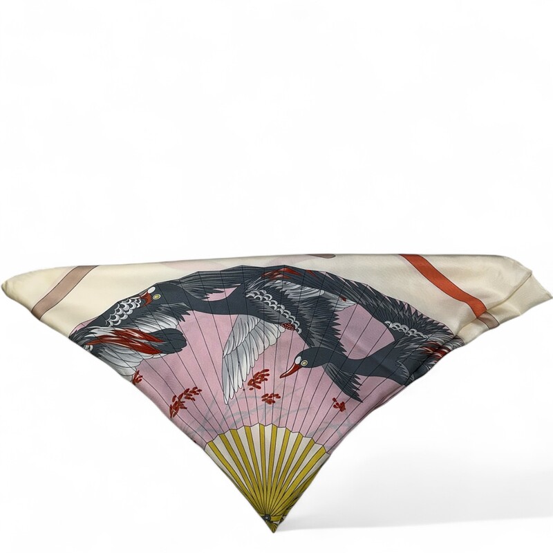 Gucci Silk Swan Fly Scarf

Dimensions : 90x90 inches

In very good condition.

Does not come with original dust bag or box.