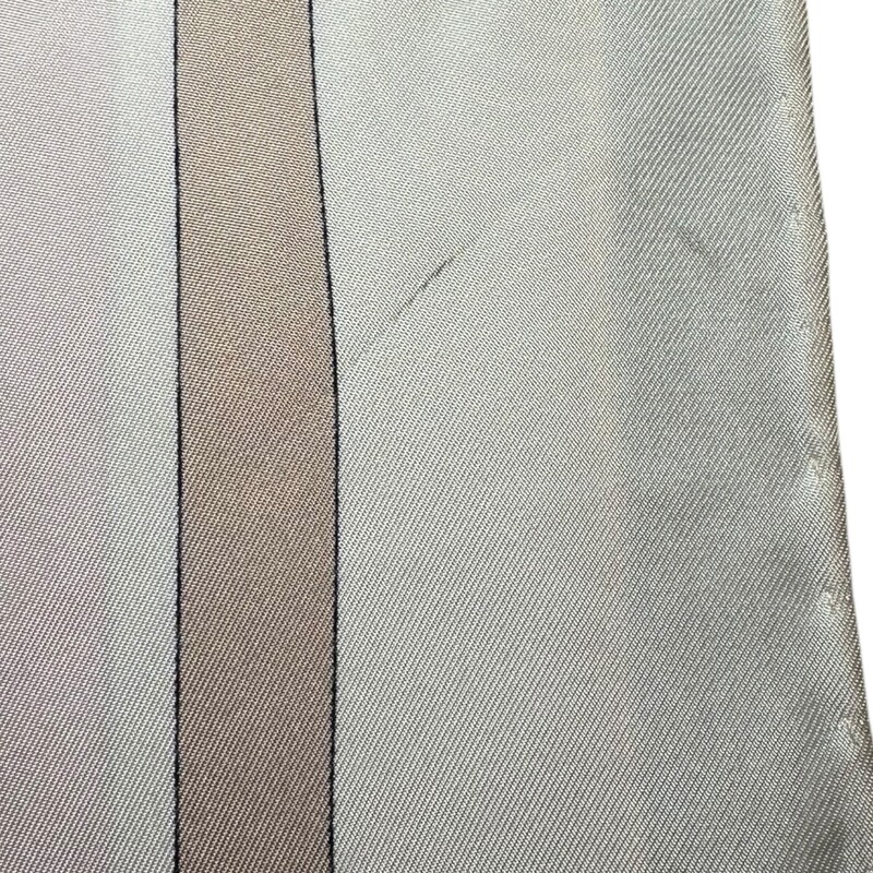 Gucci Silk Swan Fly Scarf<br />
<br />
Dimensions : 90x90 inches<br />
<br />
In very good condition.<br />
<br />
Does not come with original dust bag or box.