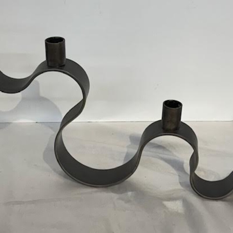Metal Ribbon Look<br />
Silver<br />
Size: 18x9H