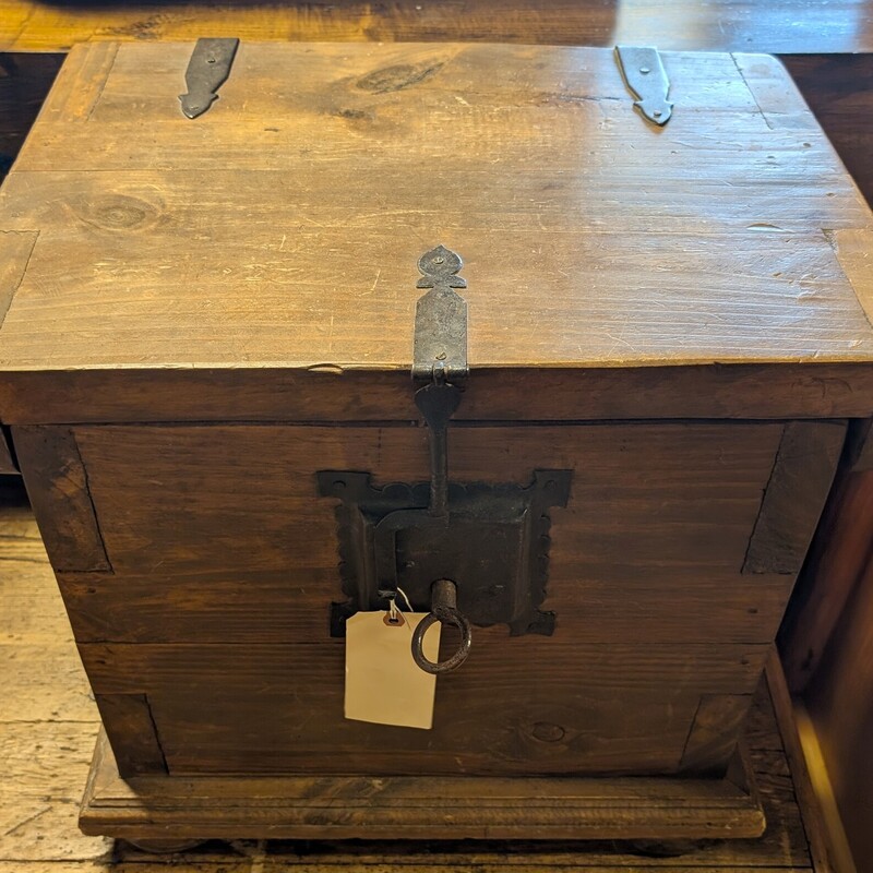 Pine Trunk W/ Lock