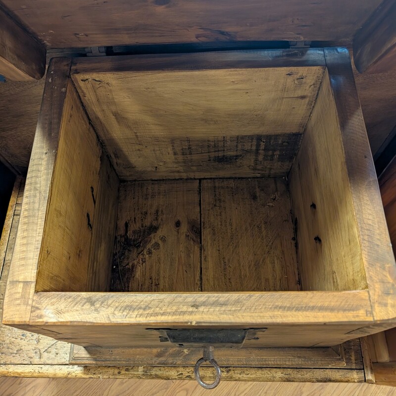 Pine Trunk W/ Lock, Square, Small Size<br />
22 x 16 x 19h