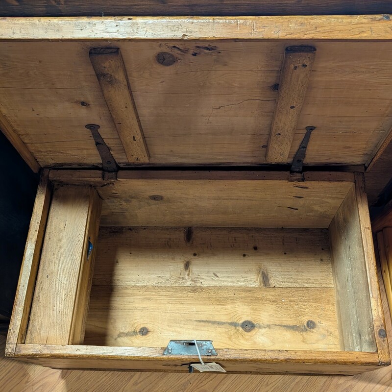 Antique Trunk Wcandlebox, Pine<br />
33 x 18 x 16.5