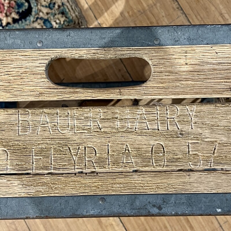 Vintage Bauer Farms Milk Crate
Size: 15x12x8