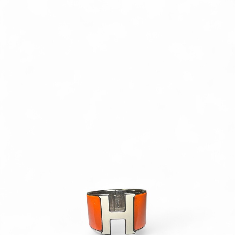 Hermes Clic Clac Wide Enamel Orange Cuff

In very good condition. Some scratching of the hardware.

Does not come with original dust bag or box.