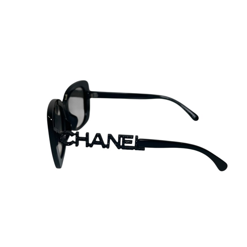 Chanrl 5422-B Logo Square Sunglasses<br />
<br />
Style Code:5422-B-A<br />
<br />
In very good condition.Minor scratches on the hardware.<br />
<br />
Comes with original case. No box