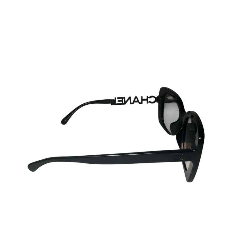 Chanrl 5422-B Logo Square Sunglasses<br />
<br />
Style Code:5422-B-A<br />
<br />
In very good condition.Minor scratches on the hardware.<br />
<br />
Comes with original case. No box
