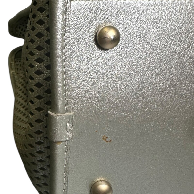 Chanel Up In The Air Peforated Chain  Tote

Serial Code:17426436

Dimensions:12 L x 11 H

In very good condition. Some minor corner wear.

Comes with the original dust bag. No box.