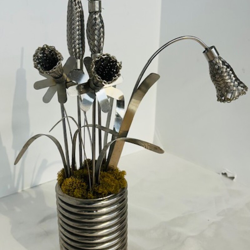 Tin Can Flower Bouquet
Silver Green Size: 9 x 13H