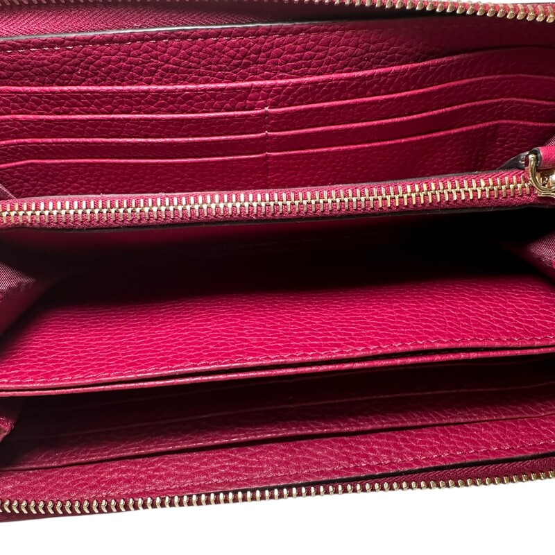 Valentino Pink Rock Stud Leather Wallet<br />
<br />
In very good condition. Some minor scratches on the leather.<br />
<br />
Does not come with original dust bag or box.