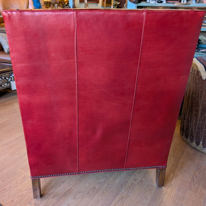 Standford Hiback Studded, Red Leather<br />
37w x 36d x 47h<br />
Ottoman 32 x 24
