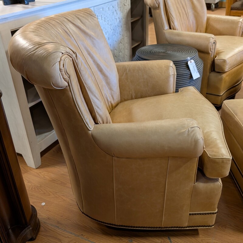 Stanford Swivel W/Studs, Tan, Ottoman<br />
33 x 32 x 35h<br />
Ottoman 29 x 23