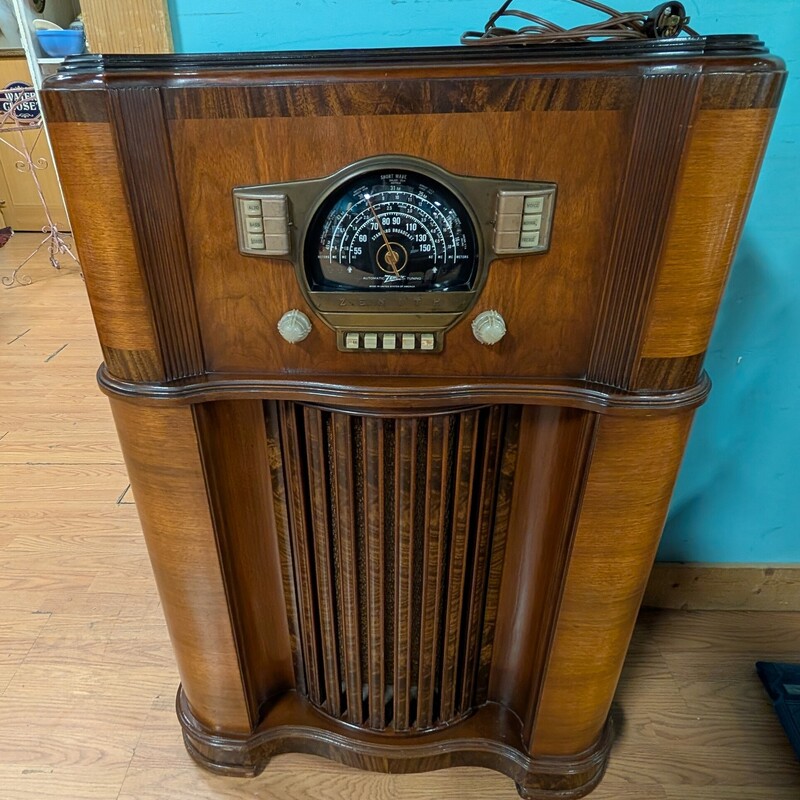 Antique Zenith 1940 Radio