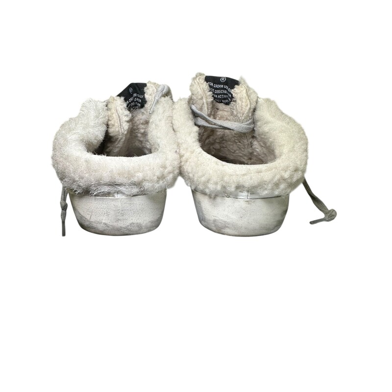 Golden Goose Sabot Shearling<br />
<br />
Size 37<br />
<br />
In very good condition. Minor marks on the soles.<br />
<br />
Does not come with original dust bag or box.