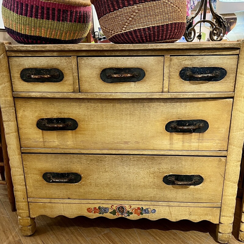 Dresser Monterey Furniture, 1940's, 5 Drawers,
Size: 43x22x37