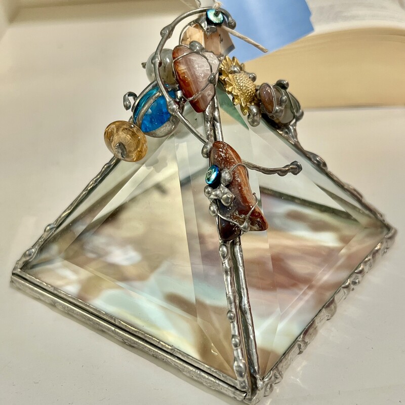 Pyramid Shaped Glass Trikket box
Size: 4x4