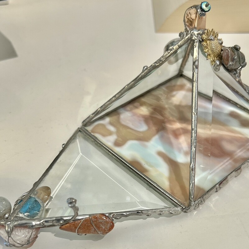 Pyramid Shaped Glass Trikket box
Size: 4x4