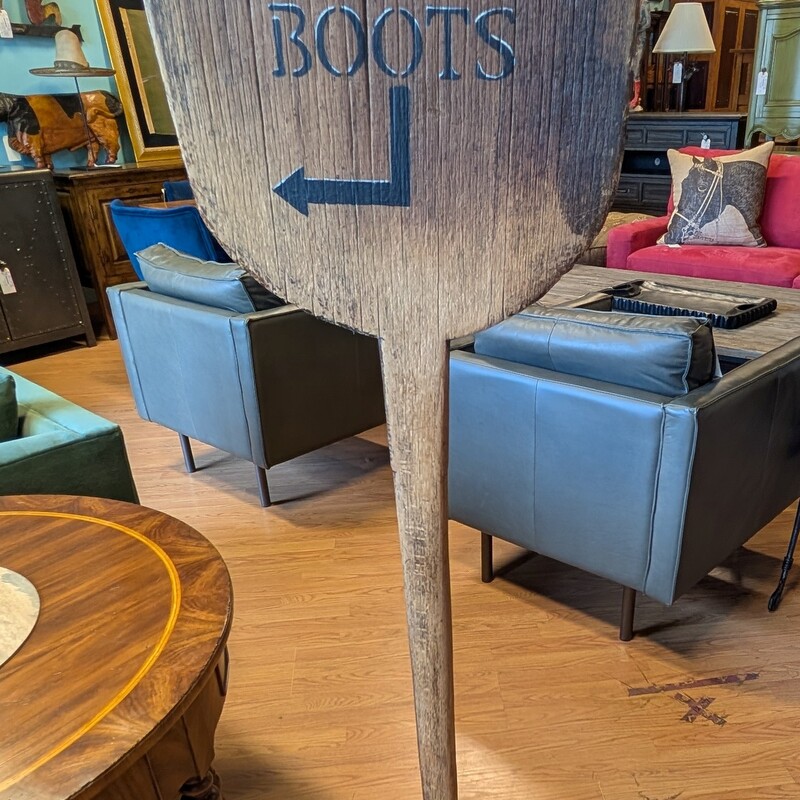 Loafing Area / Shoes/boot, Board, Sign<br />
12 x 58h
