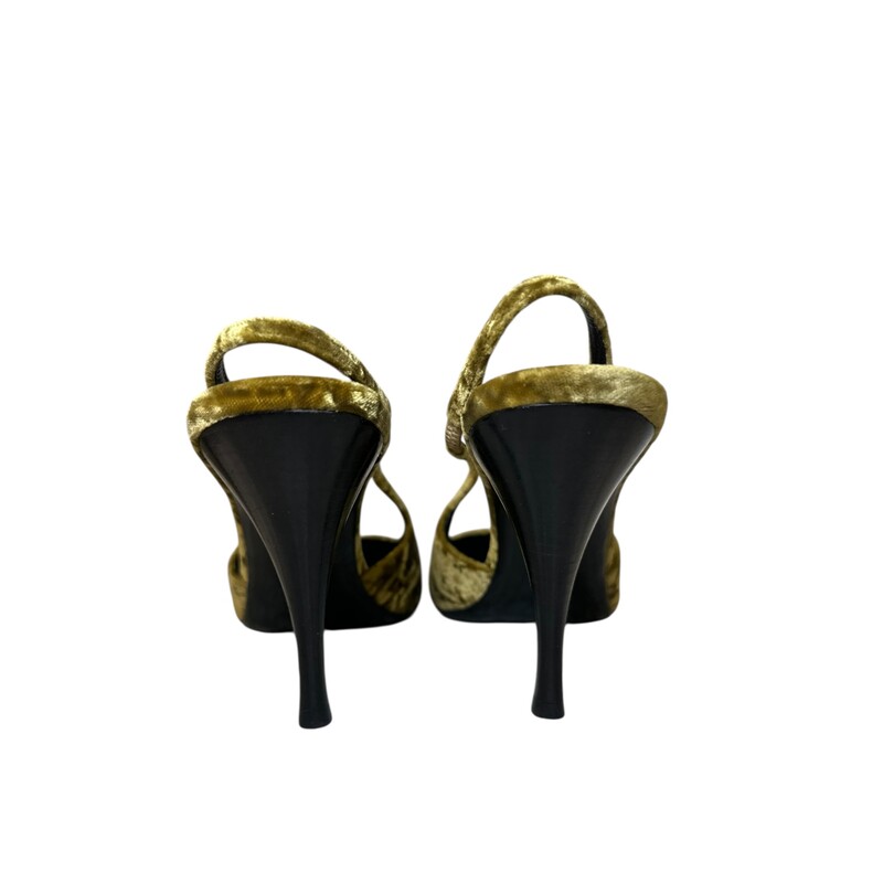 Saint Laurent Slingback Green Suede

Size 38

In very good condition. Light wear to the bottoms.

Does not come with the original dust bag or box.