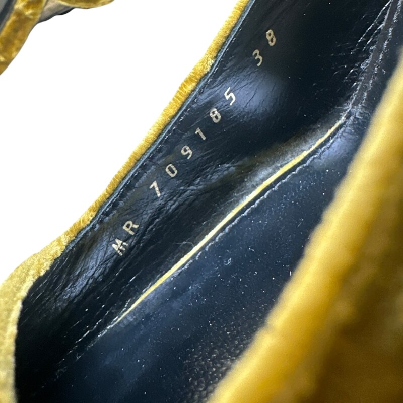 Saint Laurent Slingback Green Suede<br />
<br />
Size 38<br />
<br />
In very good condition. Light wear to the bottoms.<br />
<br />
Does not come with the original dust bag or box.