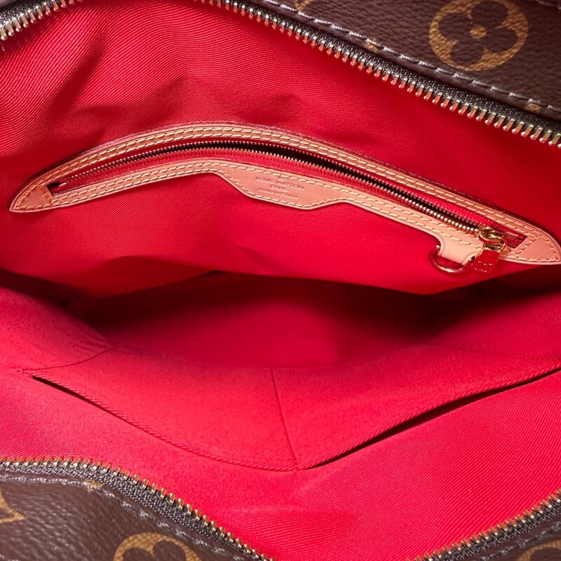 Louis Vuitton Carry It Monogram Tote<br />
<br />
Date Code: FL0260<br />
<br />
Dimensions: Height 15, Width 13.5, Depth 1 inches<br />
<br />
In excellent condition. Like New. Does not come with pouchette<br />
<br />
Comes with original dust bag. No box. No pouchette.