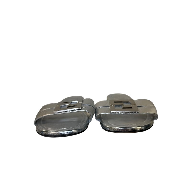 Fendi Fold Leather Slides Metallic Silver<br />
<br />
Size 39<br />
<br />
Code: 8R8554<br />
<br />
In very good condition. Light wear to the bottom soles.<br />
<br />
Does not come with the original dust bag or box.