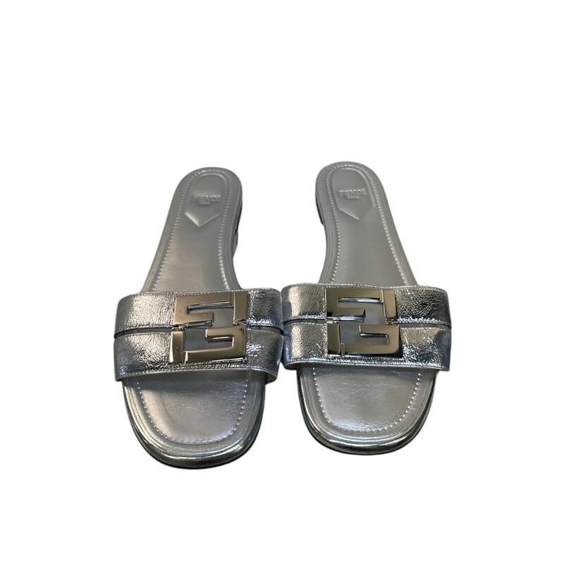 Fendi Fold Leather Slides Metallic Silver<br />
<br />
Size 39<br />
<br />
Code: 8R8554<br />
<br />
In very good condition. Light wear to the bottom soles.<br />
<br />
Does not come with the original dust bag or box.