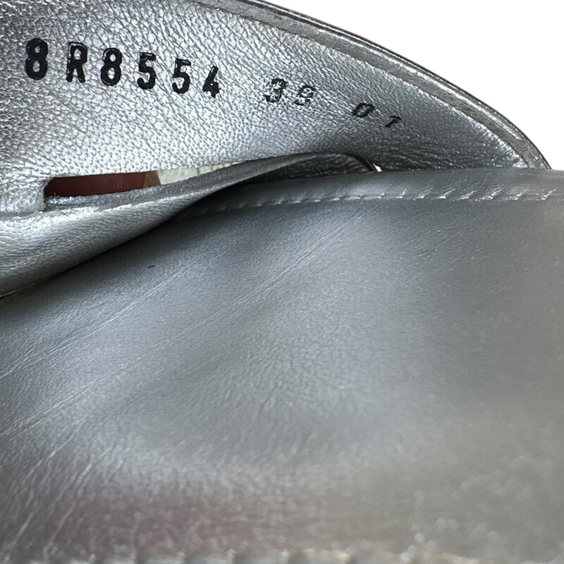 Fendi Fold Leather Slides Metallic Silver<br />
<br />
Size 39<br />
<br />
Code: 8R8554<br />
<br />
In very good condition. Light wear to the bottom soles.<br />
<br />
Does not come with the original dust bag or box.