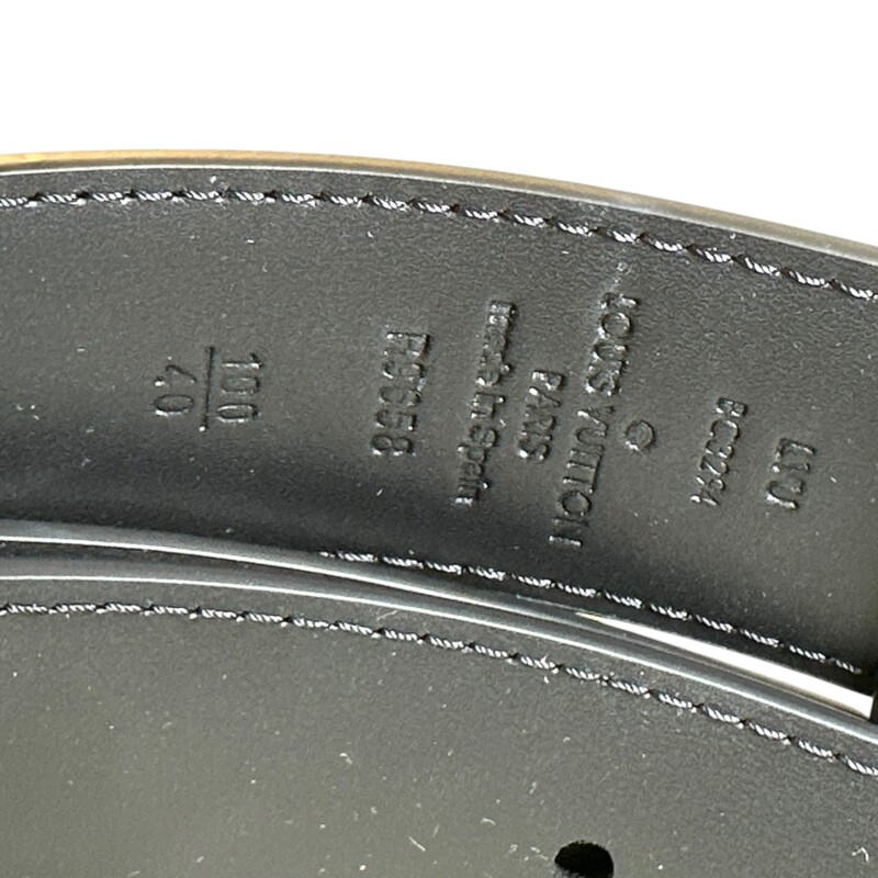 Louis Vuitton Pont Neuf Black Leather Belt

Size: 100

Style Code: R9658

In excellent condition. Like new.

Comes with original dust bag and box.