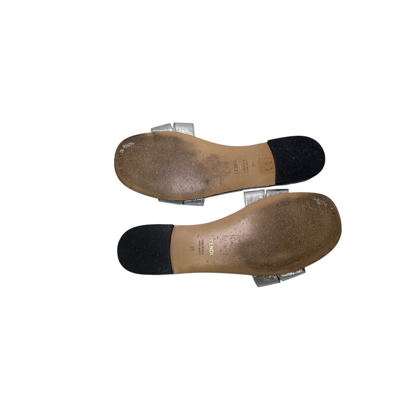 Fendi Fold Leather Slides Metallic Silver<br />
<br />
Size 39<br />
<br />
Code: 8R8554<br />
<br />
In very good condition. Light wear to the bottom soles.<br />
<br />
Does not come with the original dust bag or box.