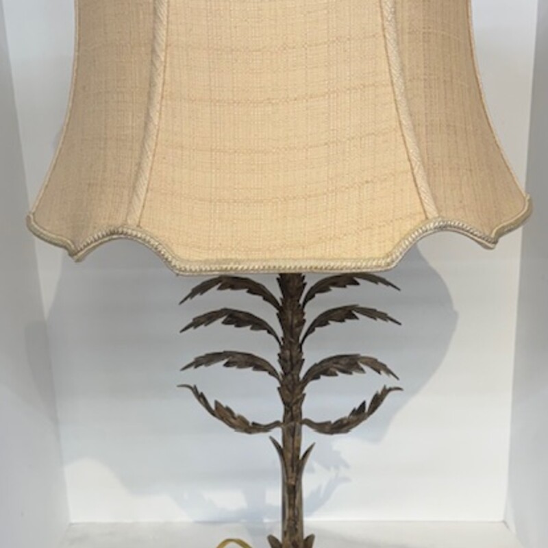 Chelsea House Rusticated
As is - missing one leaf near the base
Cream Brown
Size: 16x27H