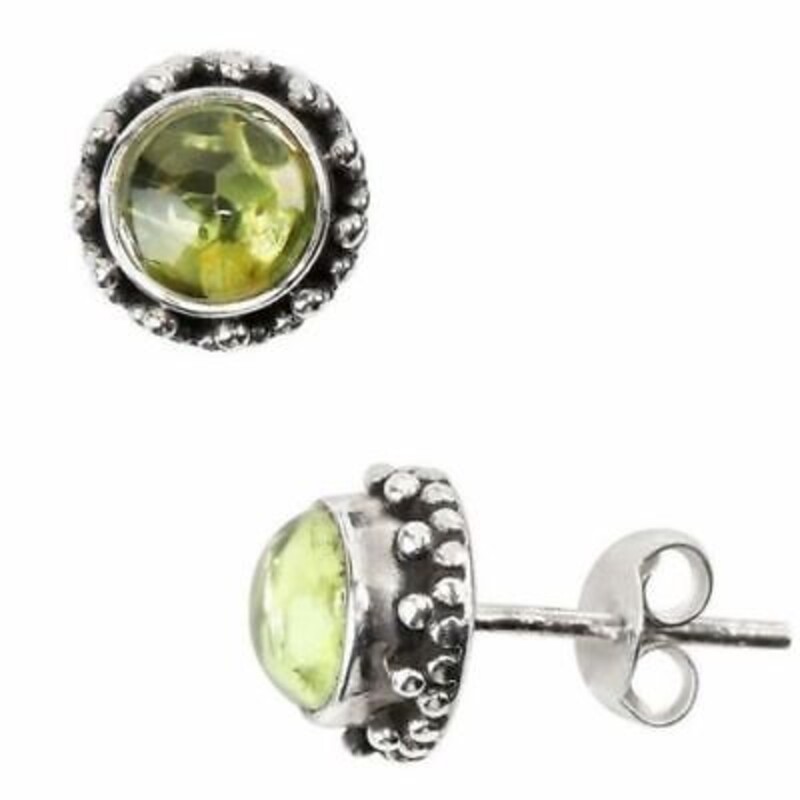 925 Silpada Peridot Stud Earrings
Silver Green Size: Small