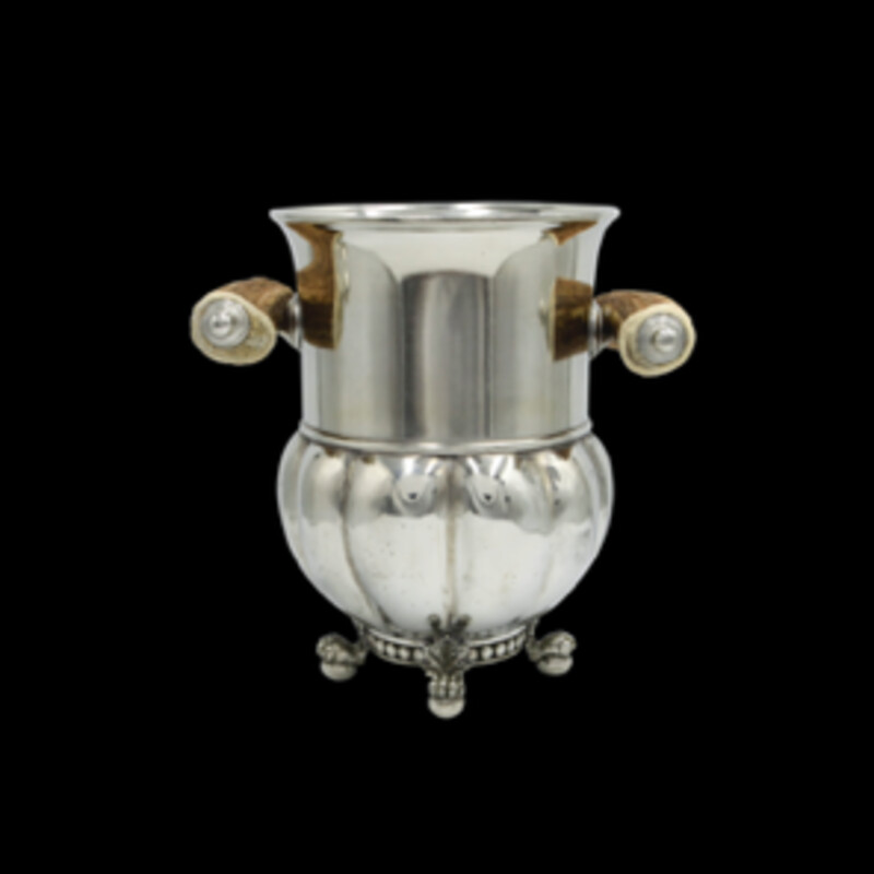 Vagabond House Ice Bucket
Silver with Tan Handles
Size: 8.5x9H
NEW Retail $450+
Pure luxury grade pewter ice bucket enhanced by artist created hand crafted natural look faux antler handles.
Lead Free and 100% Food/Beverage Safe. Hand Wash in Warm Water.