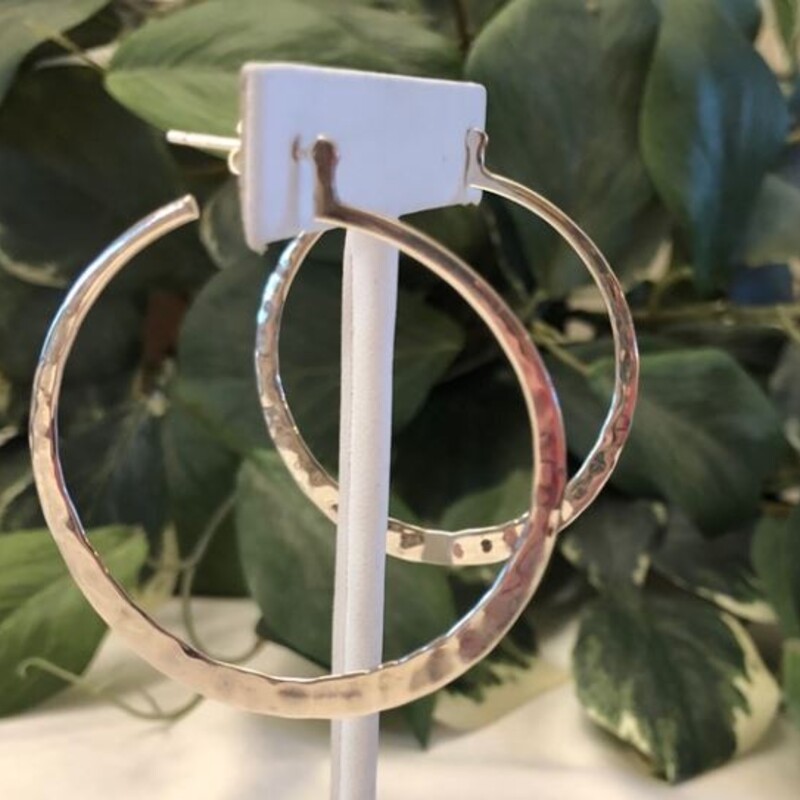 925 Silpada Hammered Hoop Earrings
Silver Size: 2 diameter