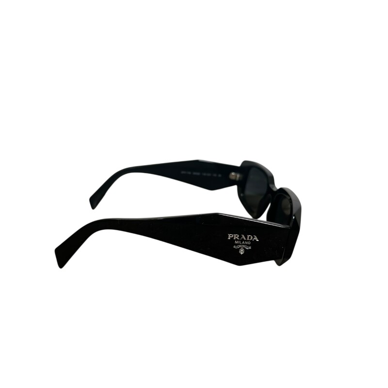 Prada SPR17W Black Sunglasses<br />
<br />
In very good condition. Light scratches on frames and lens.<br />
<br />
Does not come with original case.