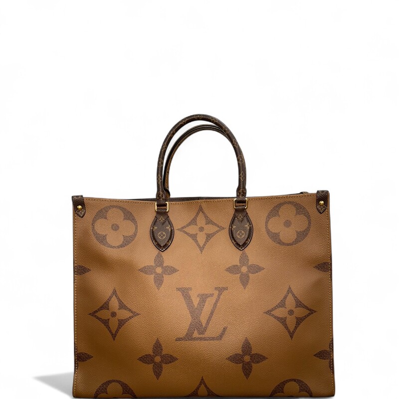 Louis Vuitton Onthego Reverse Monogram Giant Tote

Date Code:SD3199

Dimensions:16 L x 12.5 H x 6 D

In excellent condition.

Comes with the original dust bag. No box.