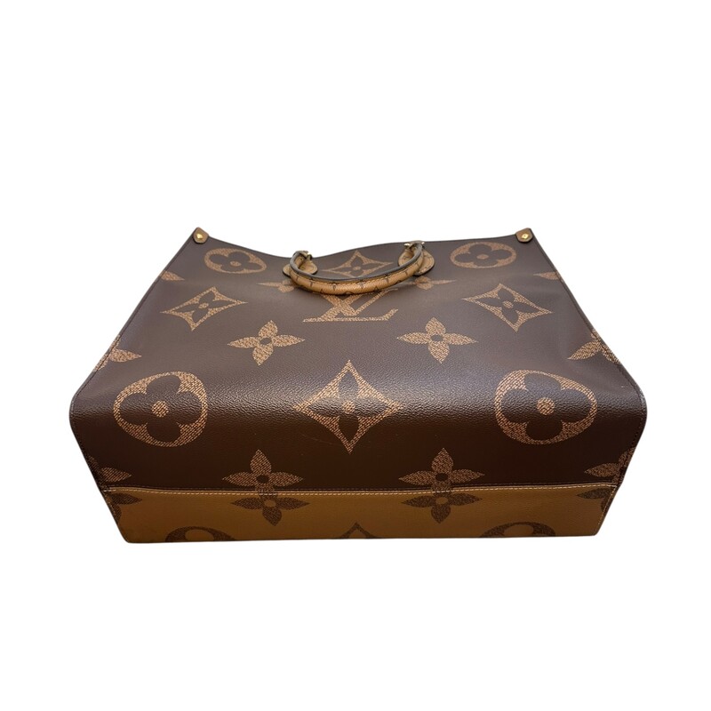 Louis Vuitton Onthego Reverse Monogram Giant Tote

Date Code:SD3199

Dimensions:16 L x 12.5 H x 6 D

In excellent condition.

Comes with the original dust bag. No box.