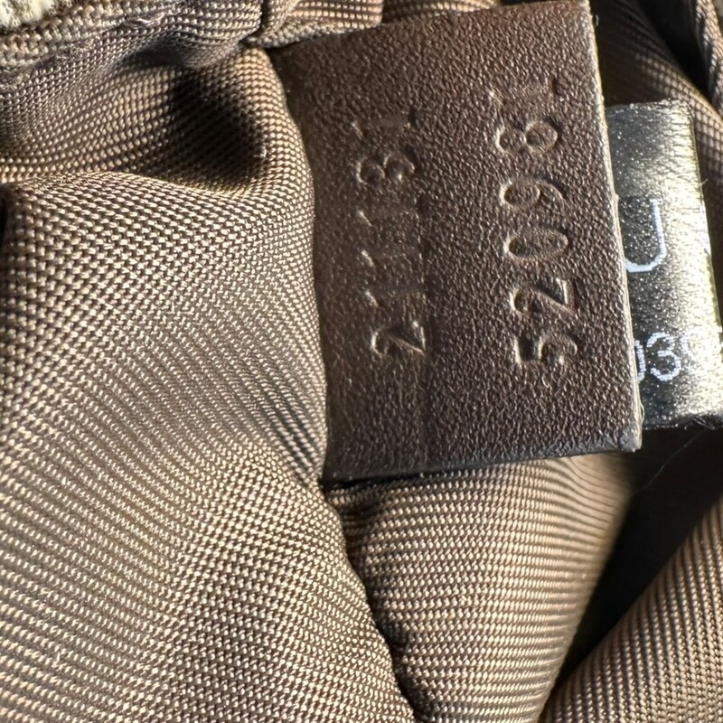 Gucci Supreme Logo  Diaper Bag

Style Code: 211131.520981

Dimensions:17.3W x 11H x 5.5D

In very good condition. Minor corner wear.

Does not come with original dust bag or box.