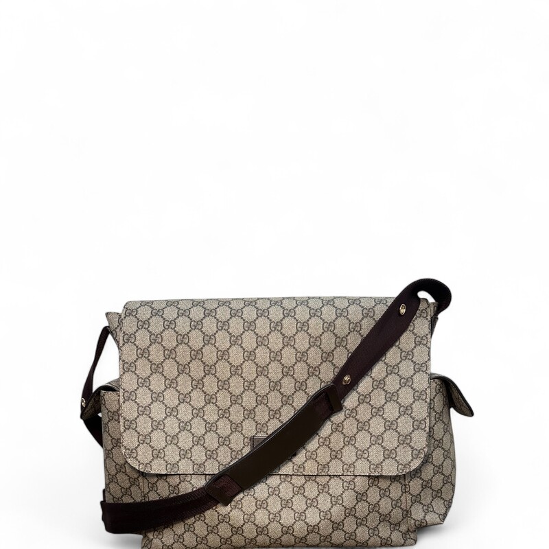 Gucci Supreme Logo  Diaper Bag

Style Code: 211131.520981

Dimensions:17.3W x 11H x 5.5D

In very good condition. Minor corner wear.

Does not come with original dust bag or box.