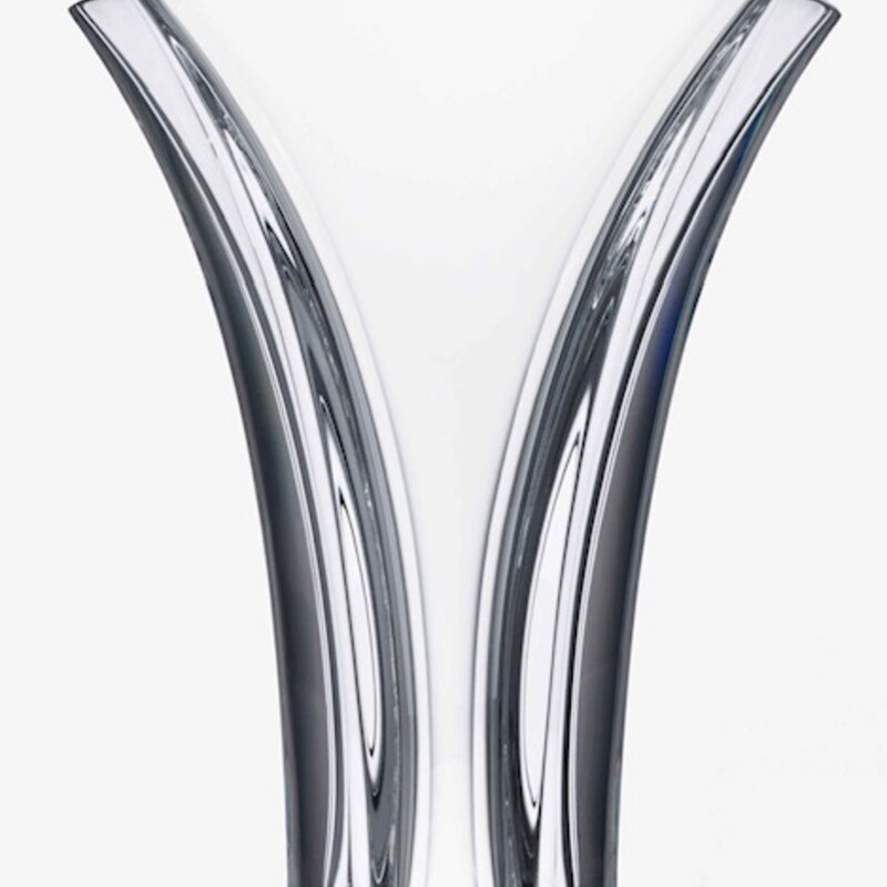 Baccarat Gingko Vase
Ginkgo biloba leaf shape
Retails $400+
Clear, Size: 5.5x7H
