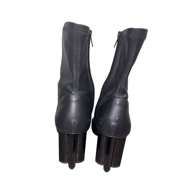 Louis Vuitton Uniformes Silhouette Ankle Boots

Size 37.5

Style Code:LS02 22

In very good condition. Some minor scratches on the leather.

Does not come with orignal dust bag or box.