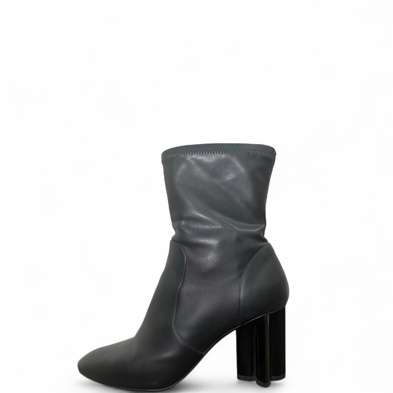 Louis Vuitton Uniformes Silhouette Ankle Boots

Size 37.5

Style Code:LS02 22

In very good condition. Some minor scratches on the leather.

Does not come with orignal dust bag or box.