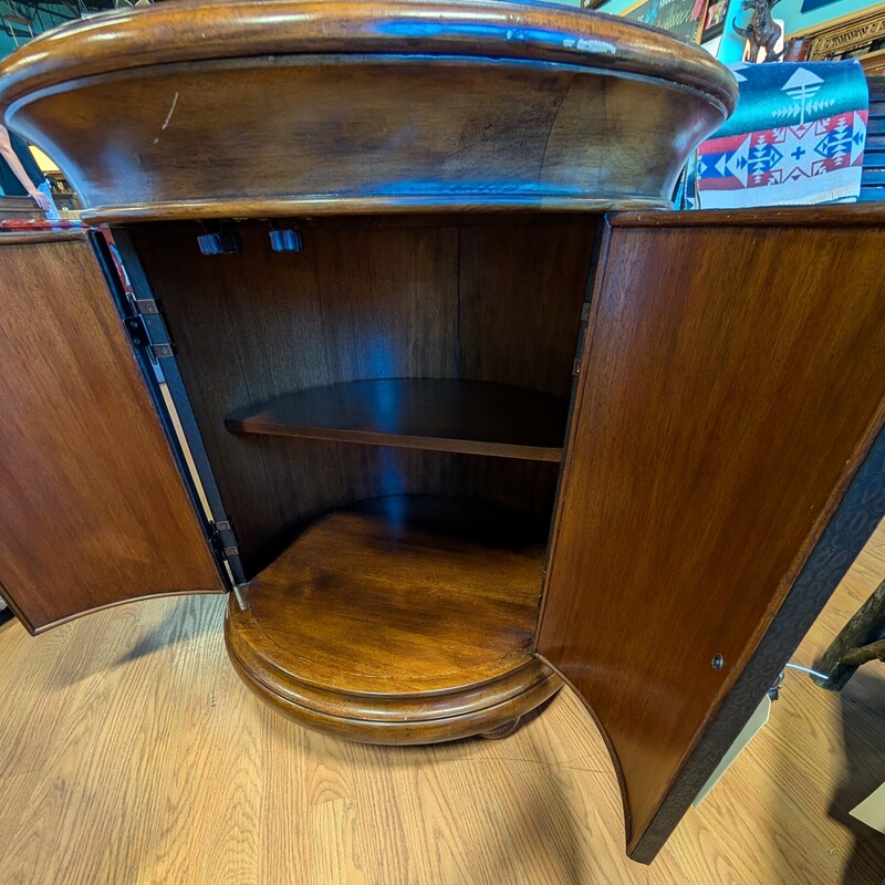 American Drew Side, Round, 2 Door<br />
27 Round x 28h