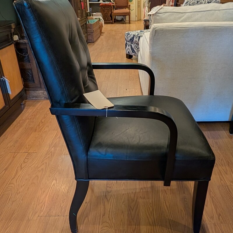 DesignMaster Leather, Black, Set Of 12<br />
2 Captain 25 x 23 x 38h<br />
10 Side 22 x 23 x 38h<br />
Seat 20h