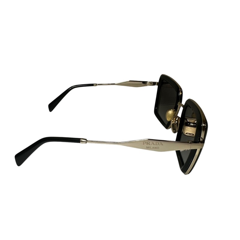 Prada Square logo Sunglasses

Style Number: SPR 55Z

In very good condition. Some minor marks on the lenses.

Comes with the original case and box.