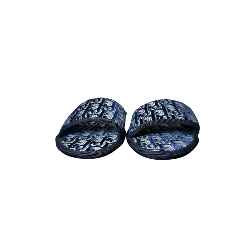 Dior Chez Moi Velvet Oblique Slides<br />
<br />
Size: 39<br />
<br />
Style Code:MT 0820<br />
<br />
In excellent condition. Like new.<br />
<br />
Comes with the original dust bag. No box.